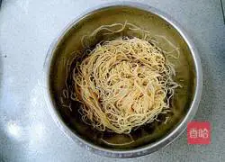 Illustration of how to make fried rice noodles with onion and double shreds 2