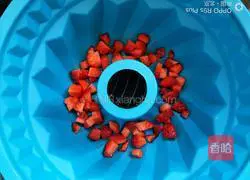 Fresh strawberry old morning flavor Illustration of how to make Gulu cake 12