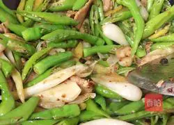 Illustration of how to make braised pork slices with black beans and wild rice heads 4