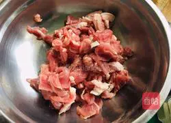 Illustration of how to make fried fungus, celery and fried pork 3