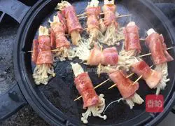 Illustration of how to make bacon meat and enoki mushroom rolls 8