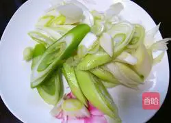 Illustration of how to stir-fry meat with green onions 2