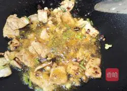 Illustration of how to make braised pork slices with wild beans and wild beans 3