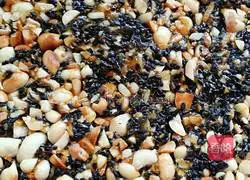 Illustration of how to make peanut black sesame candy 9