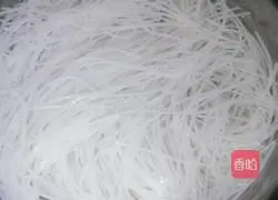 Illustration of how to make fried rice noodles with cabbage 1