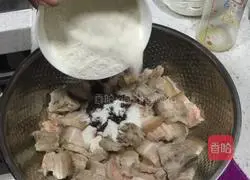 Illustration of how to make steamed rice noodles and meat 7