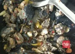 Green pepper and potato braised chicken Practice illustration 6