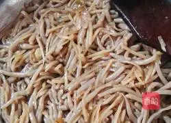 Illustration of how to make fried noodles with shredded potatoes 8