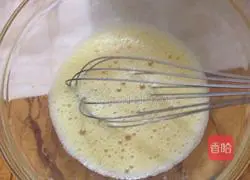 Illustration of how to make seaweed and meat floss cake rolls 4