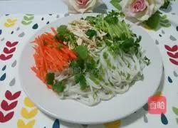 Illustration of how to make cold chicken shredded rice noodles 7