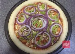 Beef and Onion Pizza Recipe Illustration 12