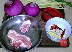 Illustration of how to make fried onion meat slices 1