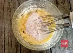 Illustration of how to make banana walnut cake 10