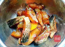 Illustration of how to make spicy fish with Chixiang sauce 6