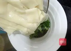 Illustration of how to make pork noodles with cured sauce 8