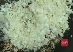 Illustration of how to make braised noodles (braised cabbage, fungus, carrot and meat) 9