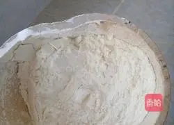 Illustration of how to make ham, corn and vegetable pizza 1