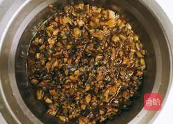 Illustration of how to make braised noodles with meat and mushrooms 4