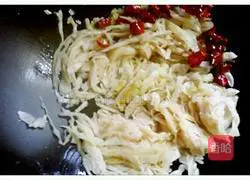 Illustration of how to make spicy kimchi shredded pork 11