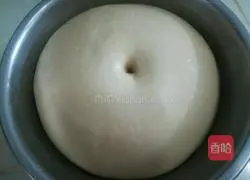 Illustration of how to make flower-shaped coconut bread 2