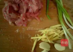 Illustration of how to make fried shredded pork with tiger skin and green pepper 1