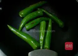 Illustration of how to stir-fry shredded pork with tiger skin and green pepper 2