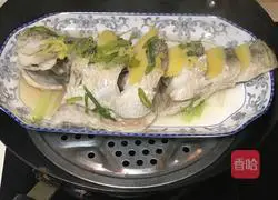 Illustration of home cooking of steamed seabass 11