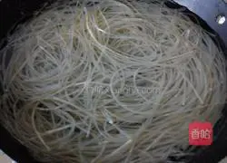 Illustration of how to make Laotan kimchi minced pork vermicelli (Sichuan style home-style version) 3