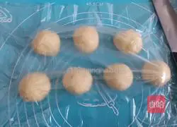 Illustration of how to make light cream caterpillar bread 6