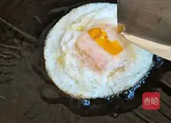 Illustration of how to make toasted beef sauce and egg bread 8