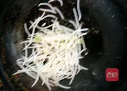 Illustration of how to make fried dumplings with silver sprouts 6