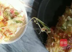 Illustration of how to make prawn and vegetable pizza 11