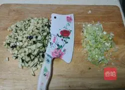 Illustration of how to make braised noodles with chives and eggplants 4