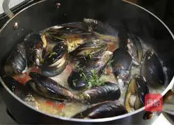 Illustration of how to cook mussels in French white wine 6