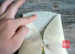 Illustration of how to make three fresh spring rolls 8