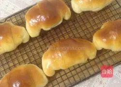 Illustration of how to make small meal buns 7