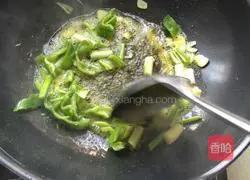 Illustration of how to stir-fry beef cubes 2