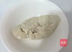 Illustration of how to mix onions with shredded chicken 2