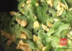 Illustration of how to make wolfberry, bitter melon and scrambled eggs 17