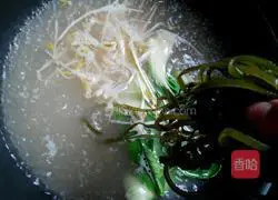 Illustration of how to make rice noodles across the bridge 6