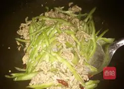 Illustration of how to stir-fry shredded pork with dried tofu and green pepper 4