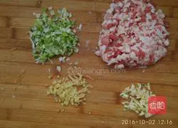 Illustration of how to make Datong knife-cut noodles 1