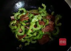 Illustration of how to make bitter melon and fried bacon 8