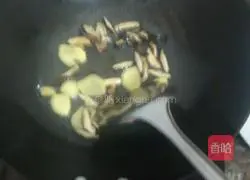 Illustration of how to make braised chicken with preserved vegetables 2