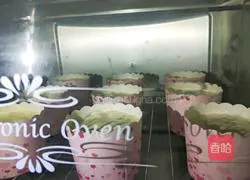 Illustration of how to make whole egg original cupcakes 11