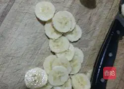 Illustration of how to make banana pizza 7