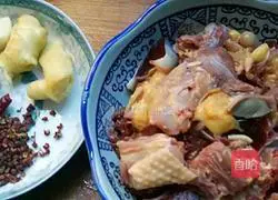 Illustration of how to make braised chicken with dried beans and chicken 3