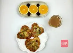 Illustration of how to make homemade mini love pizza 13