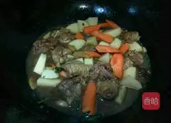 Illustration of how to braise chicken legs with carrots and potatoes 9 