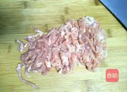 Illustration of how to stir-fry shredded pork with green pepper 3